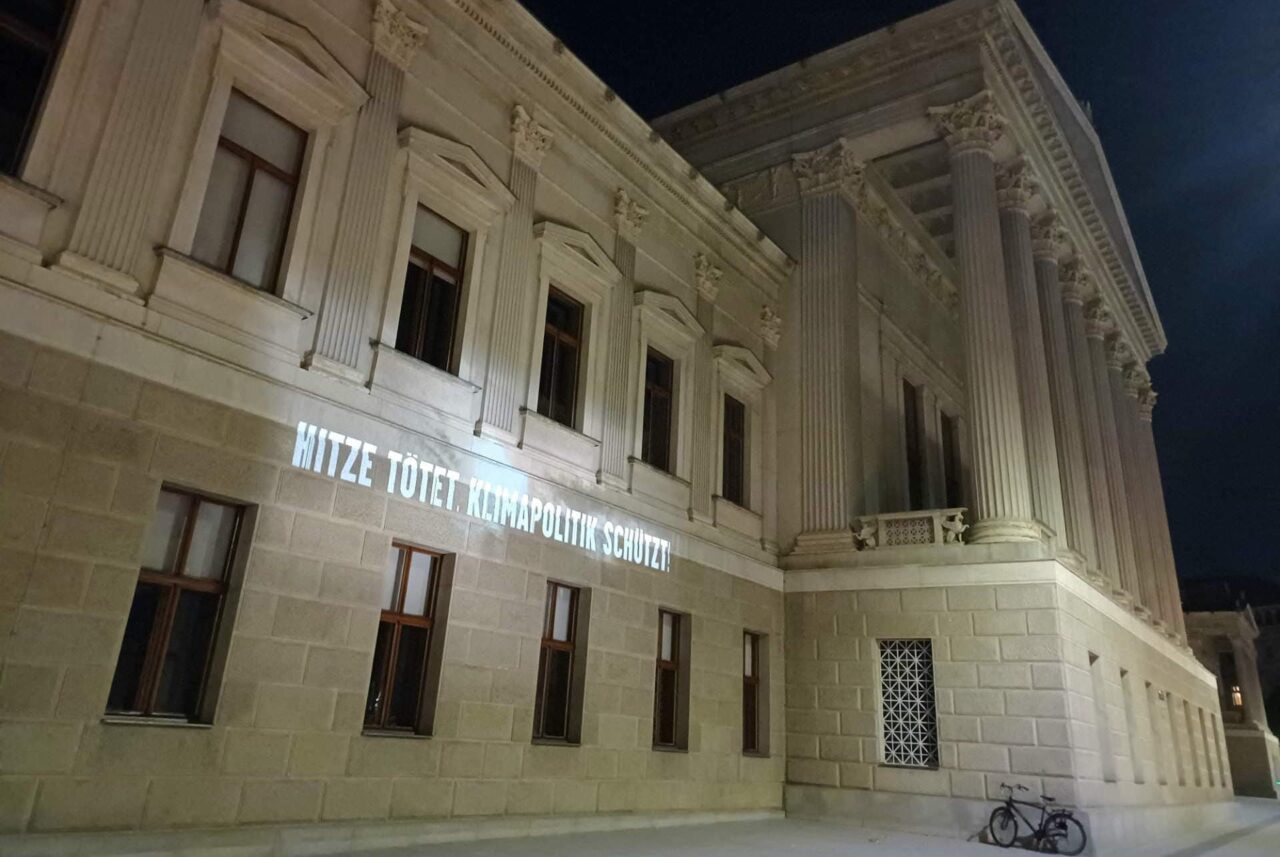 Hitzemahnwache Wien: Projektion von Global 2000